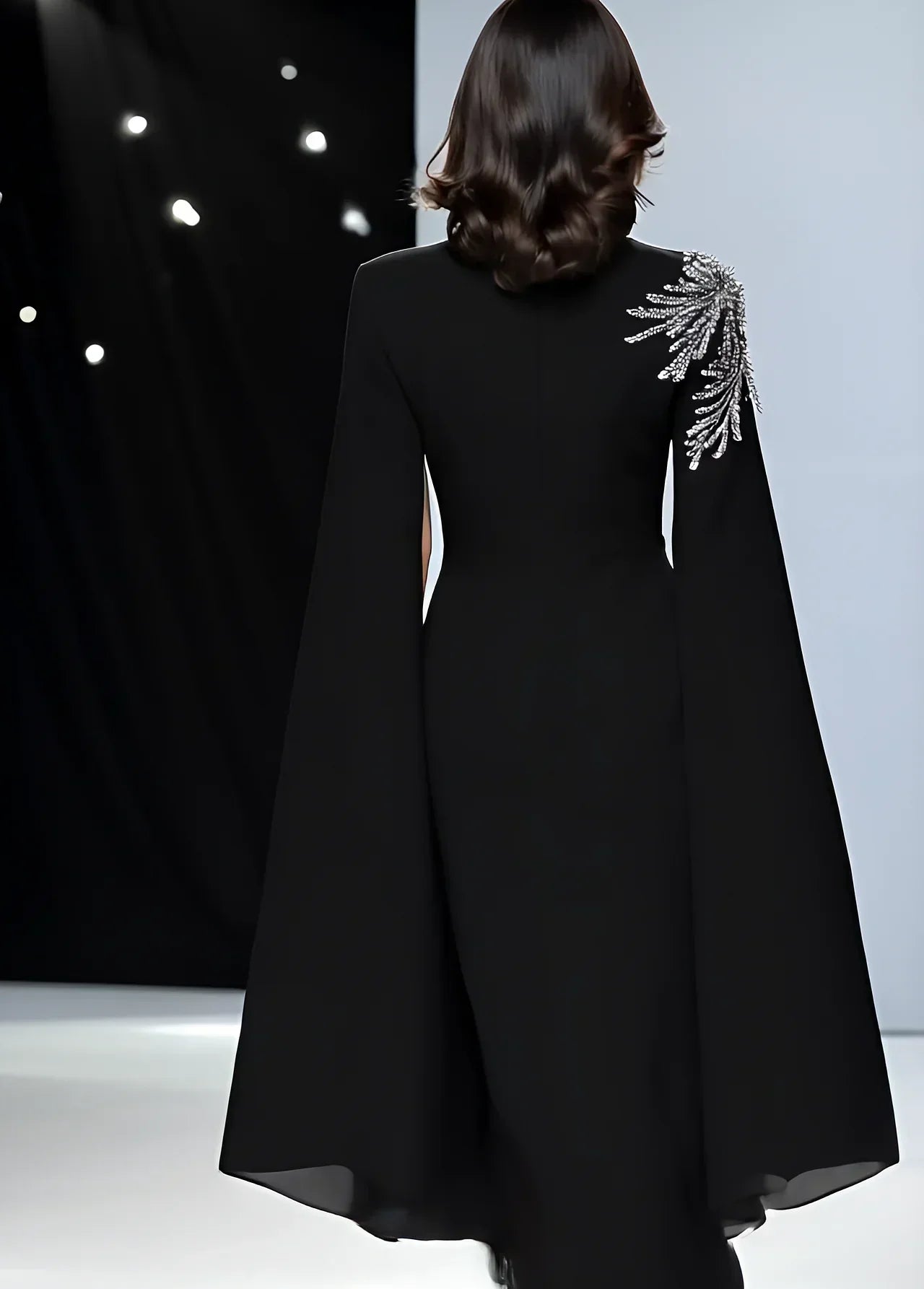 Inaya - Elegant Sort Kjole med Kappeærmer