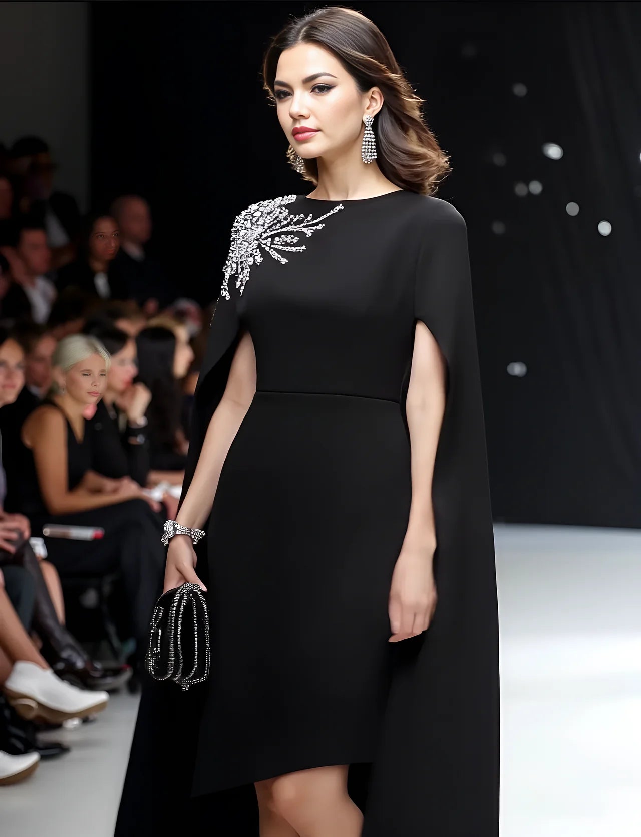 Inaya - Elegant Sort Kjole med Kappeærmer